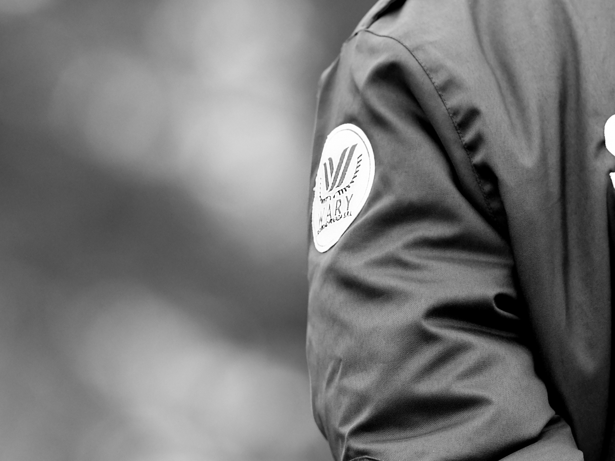 Detalle de la insignia en el uniforme de un vigilador de Wary