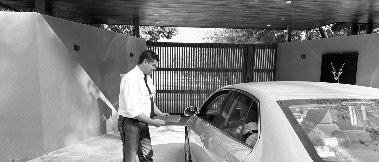 Personal de Wary Seguridad custodiando un evento público