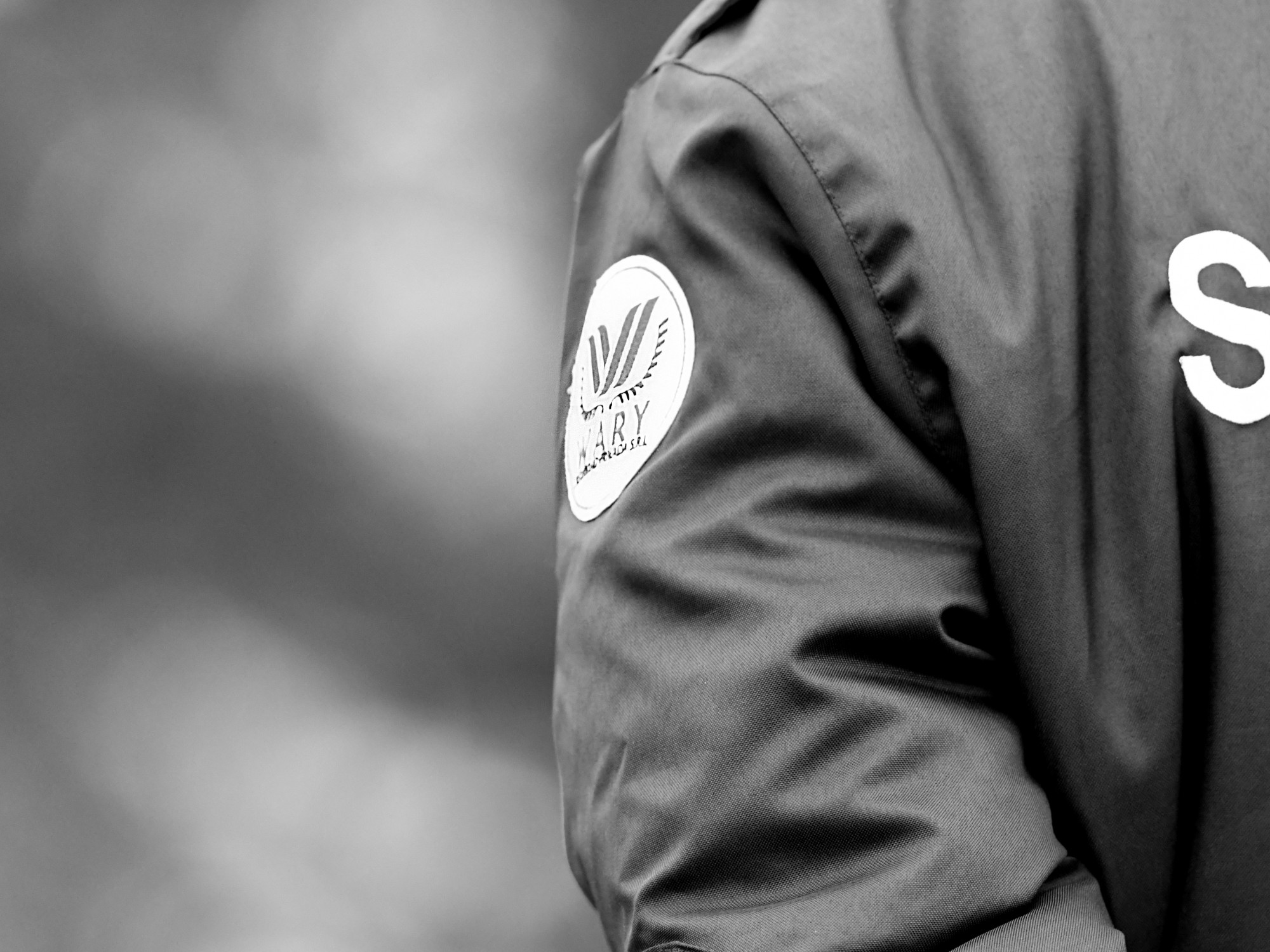 Vigilador de Wary Seguridad con la insignia de la empresa